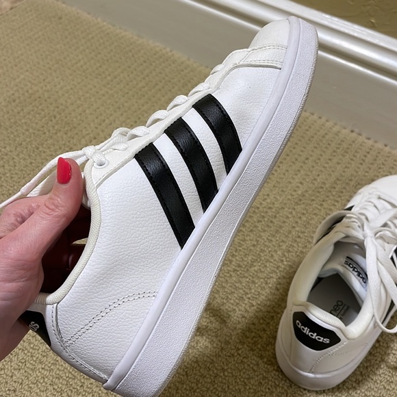 Adidas black and white sneaker- size 8.5 - Picture 6 of 7